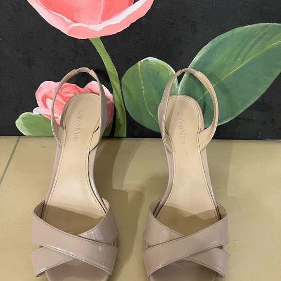 Calvin Klein patent cream kitten heals - size 6 - Picture 4 of 7